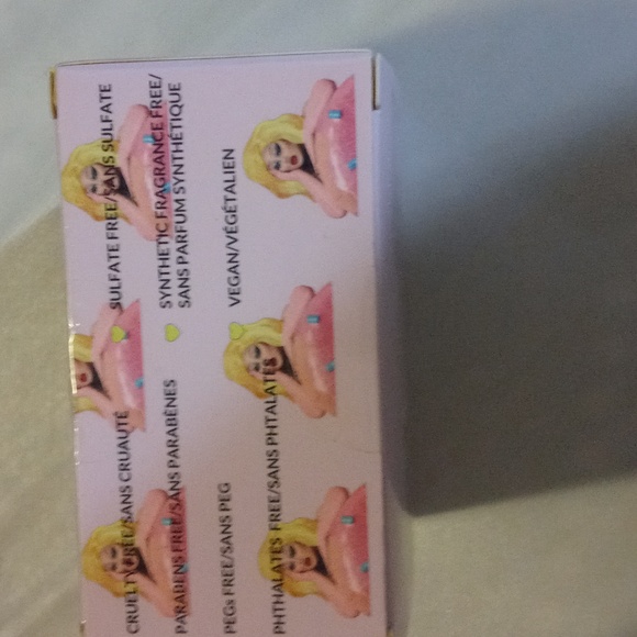 Face powder never opened by Kim chi - Picture 3 of 4